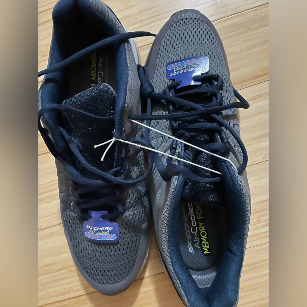 Men’s Skechers sneakers NWT